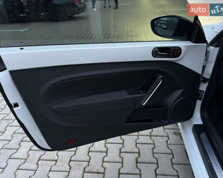 Белый Фольксваген Битл, объемом двигателя 1.6 л и пробегом 140 тыс. км за 8200 $, фото 21 на Automoto.ua