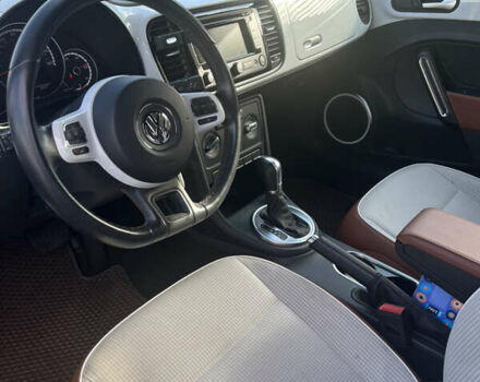 Белый Фольксваген Битл, объемом двигателя 1.8 л и пробегом 65 тыс. км за 15000 $, фото 5 на Automoto.ua