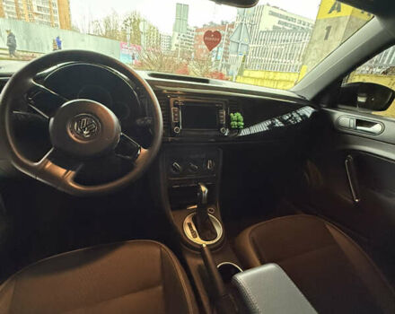 Желтый Фольксваген Битл, объемом двигателя 1.8 л и пробегом 157 тыс. км за 9900 $, фото 9 на Automoto.ua