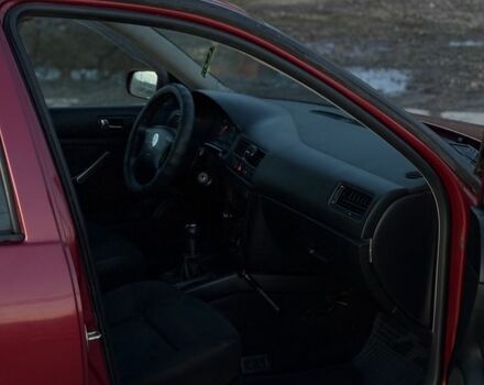 Красный Фольксваген Бора, объемом двигателя 1.6 л и пробегом 285 тыс. км за 2550 $, фото 5 на Automoto.ua