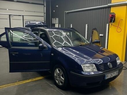 Синій Фольксваген Бора, об'ємом двигуна 1.6 л та пробігом 300 тис. км за 4200 $, фото 1 на Automoto.ua