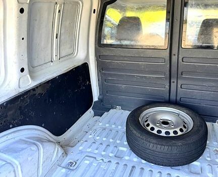 Білий Фольксваген Кадді, об'ємом двигуна 1.6 л та пробігом 287 тис. км за 7200 $, фото 6 на Automoto.ua
