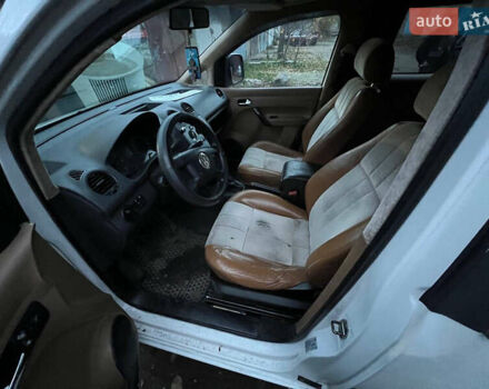 Белый Фольксваген Кадди, объемом двигателя 1.97 л и пробегом 399 тыс. км за 4000 $, фото 4 на Automoto.ua