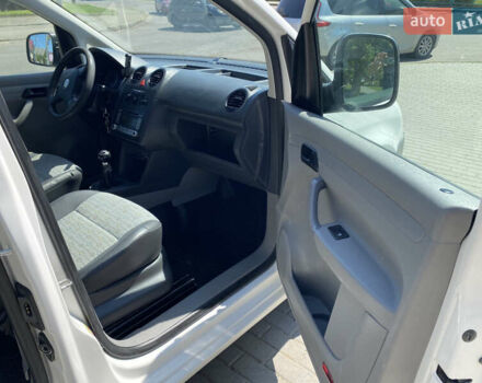 Белый Фольксваген Кадди, объемом двигателя 2 л и пробегом 400 тыс. км за 7200 $, фото 3 на Automoto.ua