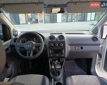 Белый Фольксваген Кадди, объемом двигателя 1.6 л и пробегом 247 тыс. км за 9500 $, фото 3 на Automoto.ua