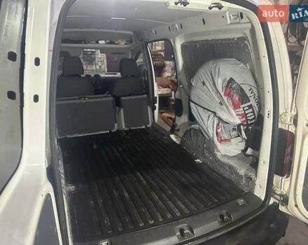 Белый Фольксваген Кадди, объемом двигателя 1.6 л и пробегом 325 тыс. км за 8900 $, фото 2 на Automoto.ua