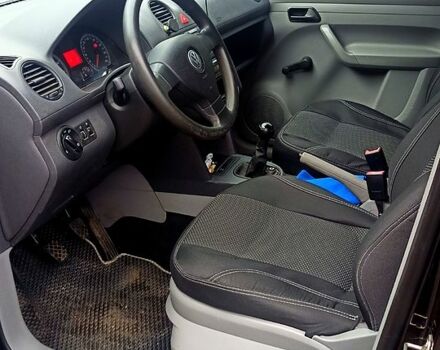 Черный Фольксваген Кадди, объемом двигателя 1.6 л и пробегом 70 тыс. км за 7000 $, фото 4 на Automoto.ua