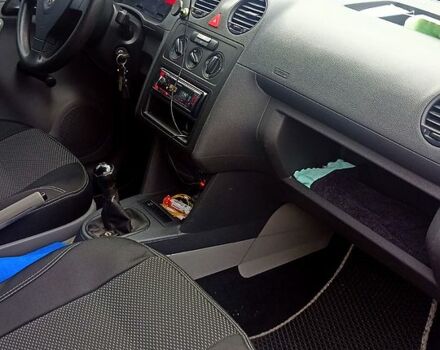 Черный Фольксваген Кадди, объемом двигателя 1.6 л и пробегом 70 тыс. км за 7000 $, фото 5 на Automoto.ua