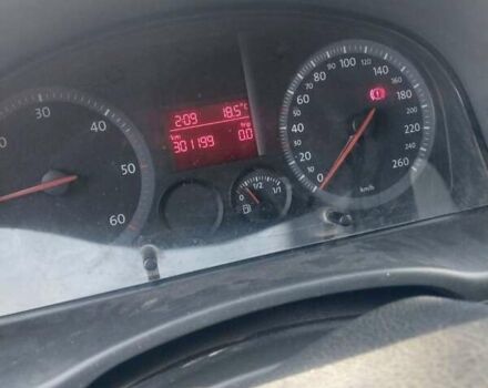 Красный Фольксваген Кадди, объемом двигателя 2 л и пробегом 301 тыс. км за 5000 $, фото 3 на Automoto.ua