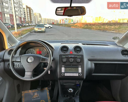 Красный Фольксваген Кадди, объемом двигателя 1.6 л и пробегом 210 тыс. км за 8999 $, фото 63 на Automoto.ua