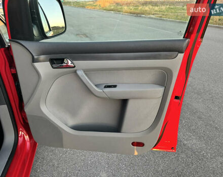 Красный Фольксваген Кадди, объемом двигателя 1.6 л и пробегом 210 тыс. км за 8999 $, фото 52 на Automoto.ua