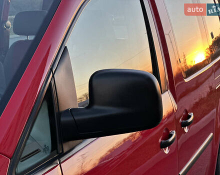 Красный Фольксваген Кадди, объемом двигателя 1.6 л и пробегом 210 тыс. км за 8999 $, фото 4 на Automoto.ua