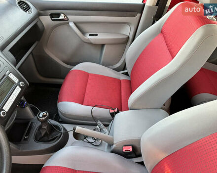 Красный Фольксваген Кадди, объемом двигателя 1.6 л и пробегом 210 тыс. км за 8999 $, фото 74 на Automoto.ua