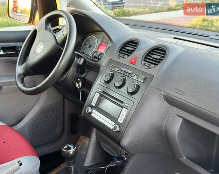 Красный Фольксваген Кадди, объемом двигателя 1.6 л и пробегом 210 тыс. км за 8999 $, фото 46 на Automoto.ua