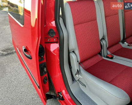 Красный Фольксваген Кадди, объемом двигателя 1.6 л и пробегом 210 тыс. км за 8999 $, фото 53 на Automoto.ua