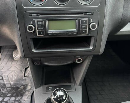 Красный Фольксваген Кадди, объемом двигателя 1.6 л и пробегом 218 тыс. км за 7200 $, фото 11 на Automoto.ua