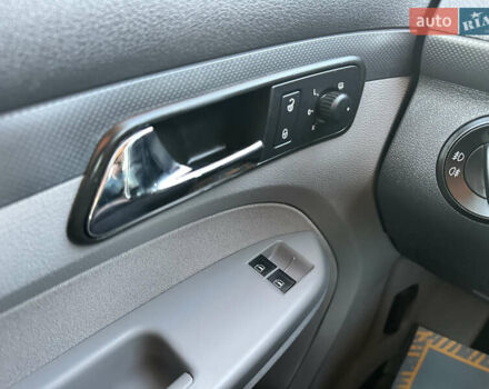 Красный Фольксваген Кадди, объемом двигателя 1.6 л и пробегом 210 тыс. км за 8999 $, фото 84 на Automoto.ua