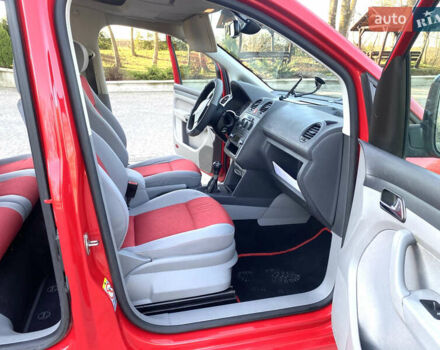 Красный Фольксваген Кадди, объемом двигателя 1.6 л и пробегом 220 тыс. км за 6399 $, фото 5 на Automoto.ua