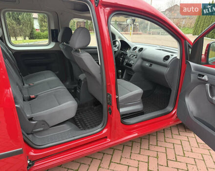 Красный Фольксваген Кадди, объемом двигателя 1.6 л и пробегом 241 тыс. км за 12700 $, фото 56 на Automoto.ua
