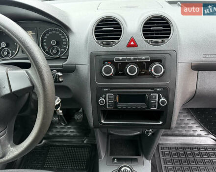 Красный Фольксваген Кадди, объемом двигателя 1.6 л и пробегом 241 тыс. км за 12700 $, фото 44 на Automoto.ua