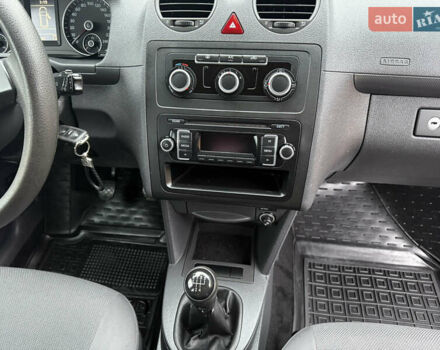 Красный Фольксваген Кадди, объемом двигателя 1.6 л и пробегом 241 тыс. км за 12700 $, фото 46 на Automoto.ua