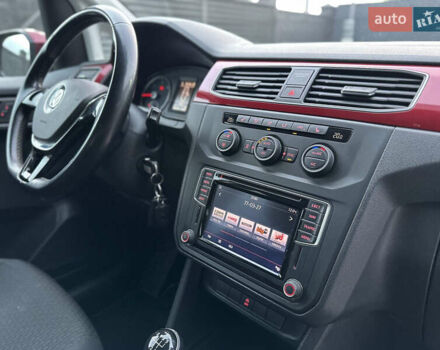 Красный Фольксваген Кадди, объемом двигателя 2 л и пробегом 246 тыс. км за 15950 $, фото 44 на Automoto.ua