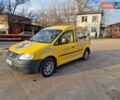 Желтый Фольксваген Кадди, объемом двигателя 1.39 л и пробегом 295 тыс. км за 4350 $, фото 1 на Automoto.ua