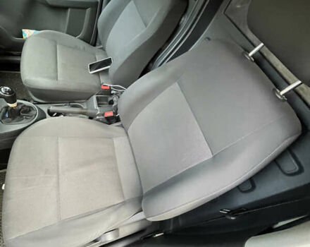 Серый Фольксваген Кадди, объемом двигателя 1.6 л и пробегом 280 тыс. км за 8200 $, фото 5 на Automoto.ua