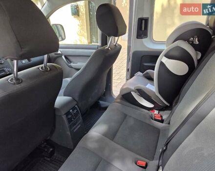 Сірий Фольксваген Кадді, об'ємом двигуна 2 л та пробігом 127 тис. км за 11708 $, фото 4 на Automoto.ua