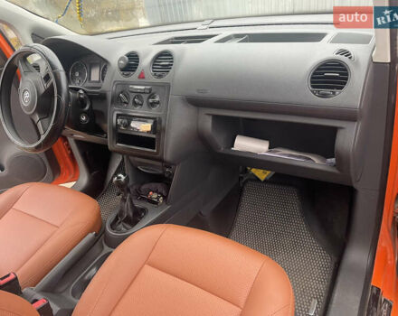 Оранжевый Фольксваген Кадди, объемом двигателя 1.6 л и пробегом 280 тыс. км за 10600 $, фото 7 на Automoto.ua