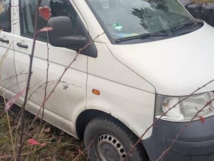 Белый Фольксваген Каравелла, объемом двигателя 2.5 л и пробегом 370 тыс. км за 6000 $, фото 1 на Automoto.ua