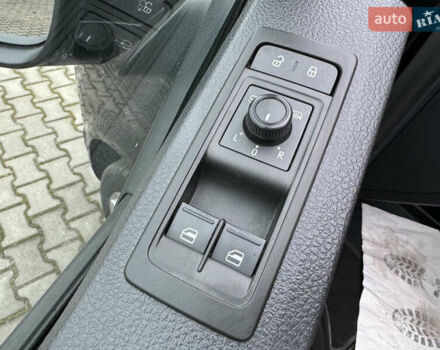 Черный Фольксваген Каравелла, объемом двигателя 1.97 л и пробегом 282 тыс. км за 26500 $, фото 20 на Automoto.ua