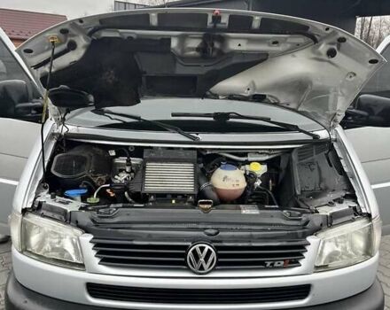 Серый Фольксваген Каравелла, объемом двигателя 2.5 л и пробегом 399 тыс. км за 13499 $, фото 2 на Automoto.ua