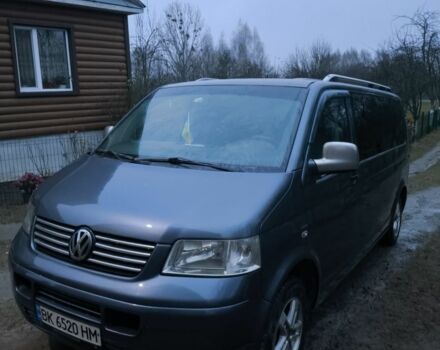 Серый Фольксваген Каравелла, объемом двигателя 2.5 л и пробегом 420 тыс. км за 9800 $, фото 1 на Automoto.ua