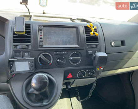 Серый Фольксваген Каравелла, объемом двигателя 2.5 л и пробегом 430 тыс. км за 9200 $, фото 1 на Automoto.ua