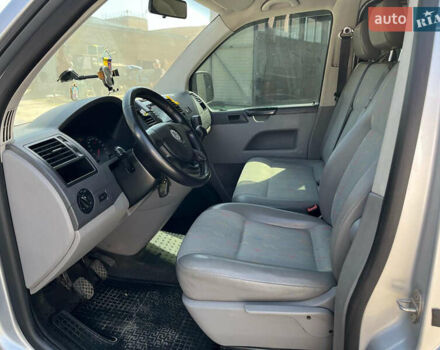 Серый Фольксваген Каравелла, объемом двигателя 2.5 л и пробегом 430 тыс. км за 9200 $, фото 6 на Automoto.ua