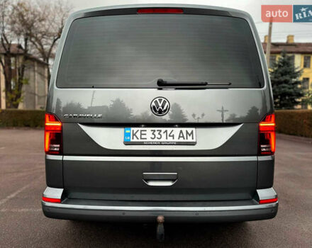 Серый Фольксваген Каравелла, объемом двигателя 2 л и пробегом 300 тыс. км за 40068 $, фото 1 на Automoto.ua