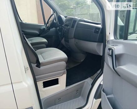 Белый Фольксваген Крафтер, объемом двигателя 2.5 л и пробегом 267 тыс. км за 18999 $, фото 2 на Automoto.ua