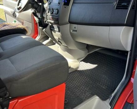 Красный Фольксваген Крафтер, объемом двигателя 1.97 л и пробегом 336 тыс. км за 19999 $, фото 4 на Automoto.ua