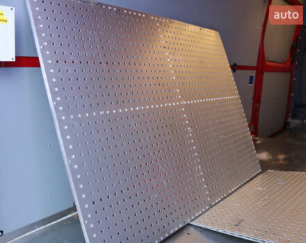 Красный Фольксваген Крафтер, объемом двигателя 0 л и пробегом 11 тыс. км за 33000 $, фото 9 на Automoto.ua