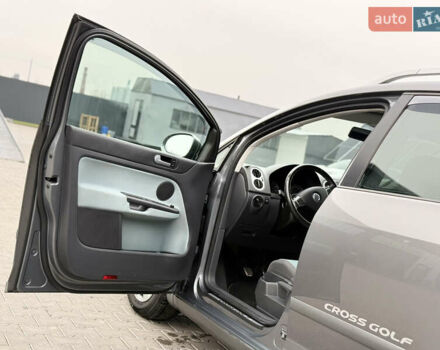 Серый Фольксваген Кросс Гольф, объемом двигателя 1.6 л и пробегом 182 тыс. км за 6500 $, фото 37 на Automoto.ua