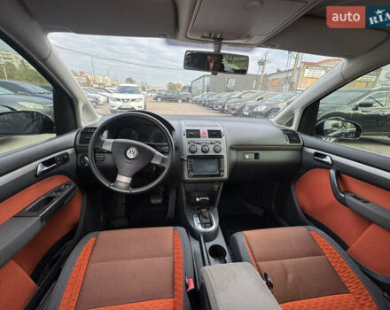 Черный Фольксваген Кросс Туран, объемом двигателя 1.9 л и пробегом 278 тыс. км за 7100 $, фото 25 на Automoto.ua