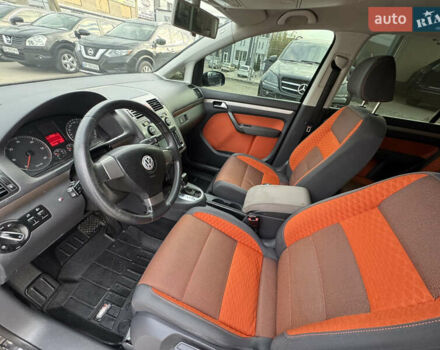 Черный Фольксваген Кросс Туран, объемом двигателя 1.9 л и пробегом 278 тыс. км за 7100 $, фото 22 на Automoto.ua