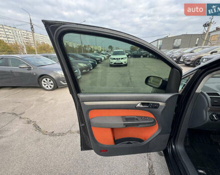 Черный Фольксваген Кросс Туран, объемом двигателя 1.9 л и пробегом 278 тыс. км за 7100 $, фото 24 на Automoto.ua