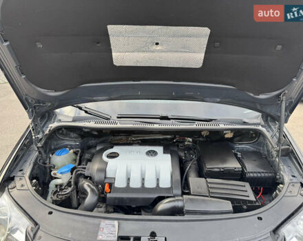 Черный Фольксваген Кросс Туран, объемом двигателя 1.9 л и пробегом 278 тыс. км за 7100 $, фото 34 на Automoto.ua