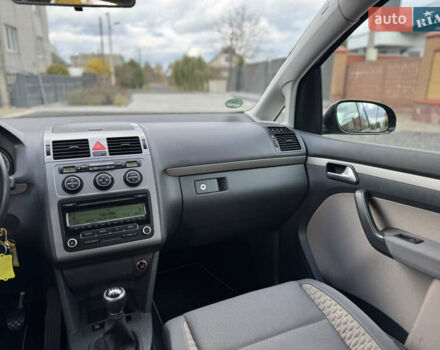 Черный Фольксваген Кросс Туран, объемом двигателя 1.4 л и пробегом 230 тыс. км за 7690 $, фото 17 на Automoto.ua