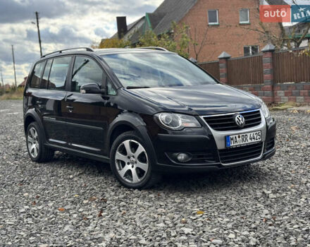 Черный Фольксваген Кросс Туран, объемом двигателя 1.4 л и пробегом 230 тыс. км за 7690 $, фото 1 на Automoto.ua