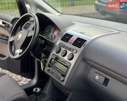 Черный Фольксваген Кросс Туран, объемом двигателя 1.4 л и пробегом 230 тыс. км за 7690 $, фото 12 на Automoto.ua