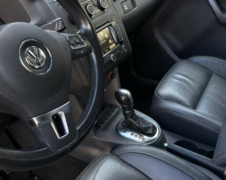 Черный Фольксваген Кросс Туран, объемом двигателя 2 л и пробегом 260 тыс. км за 12700 $, фото 47 на Automoto.ua