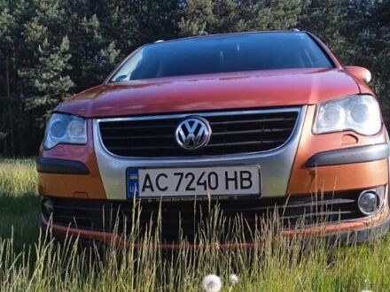 Фольксваген Кросс Туран 2007 в Луцке на Automoto.ua Красный Фольксваген Кросс Туран, объемом двигателя 2 л и пробегом 340 тыс. км за 7900 $, фото 1 на Automoto.ua